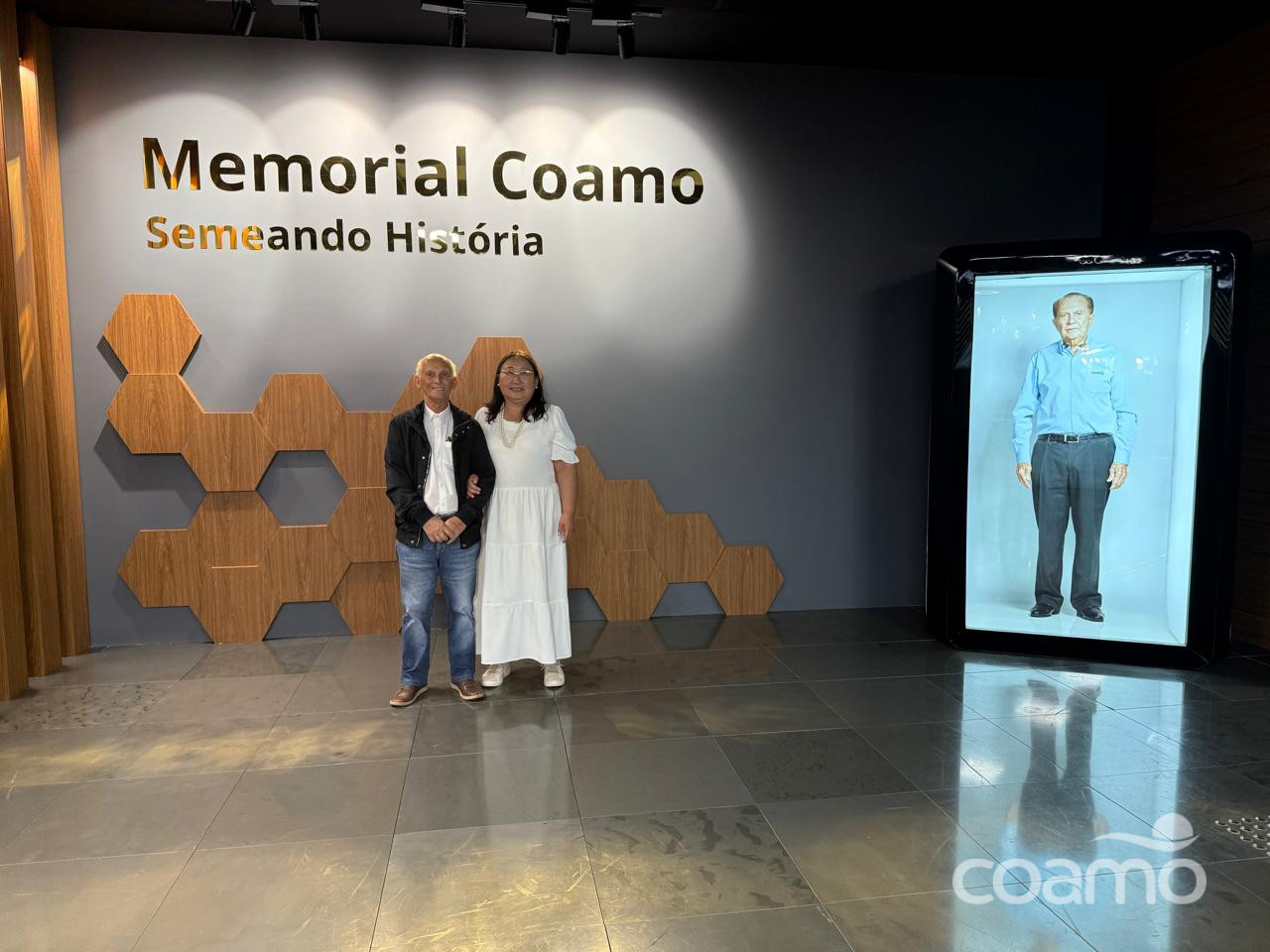 Escultor Luiz Trevisan visita o Memorial Coamo
