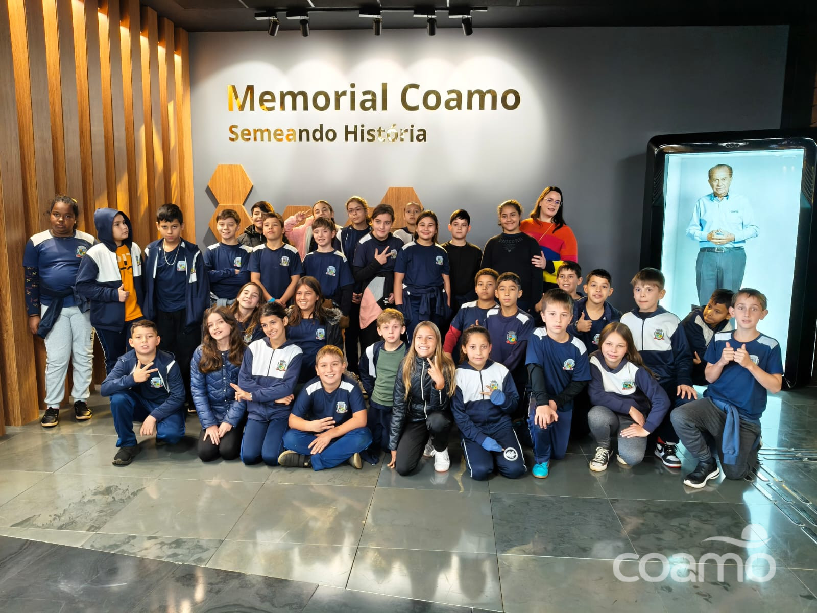 Alunos da Escola Municipal Barzotto de Mamborê visitam o Memorial Coamo e vivenciam a história do cooperativismo