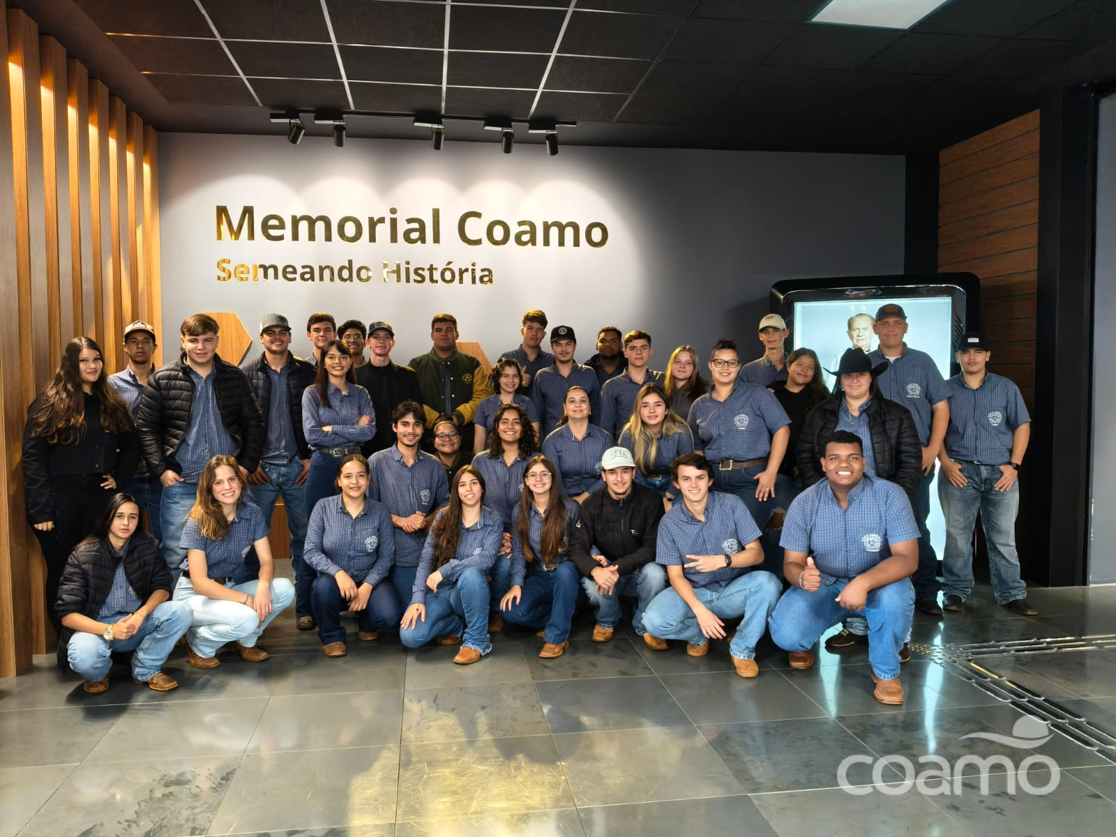Alunos do Colégio Agrícola conhecem a história da Coamo em visita ao Memorial