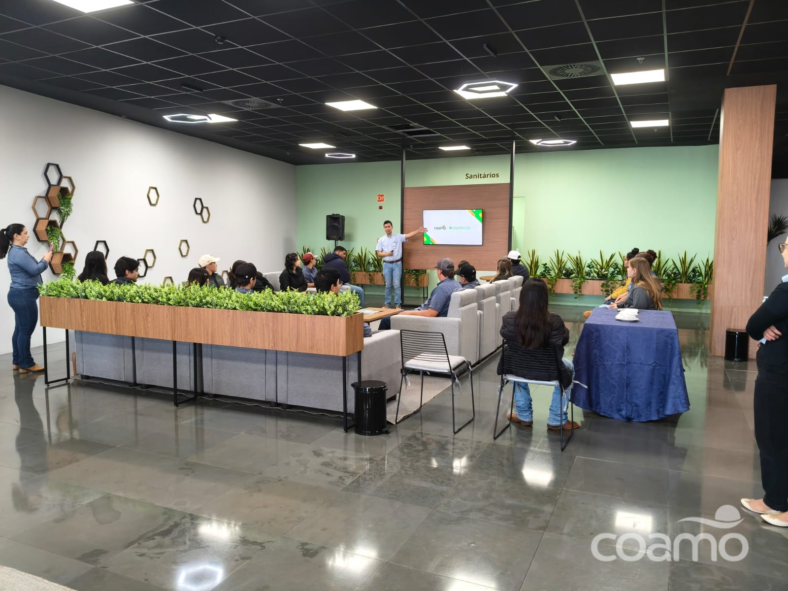 Alunos do Colégio Agrícola conhecem a história da Coamo em visita ao Memorial
