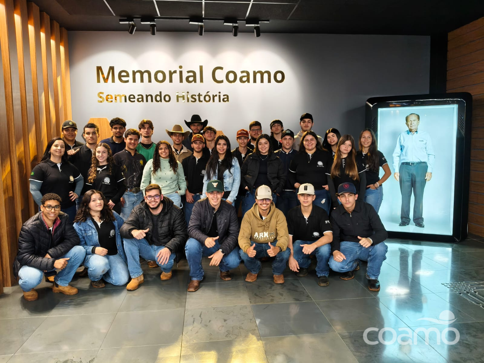 Alunos do Colégio Agrícola conhecem a história da Coamo em visita ao Memorial