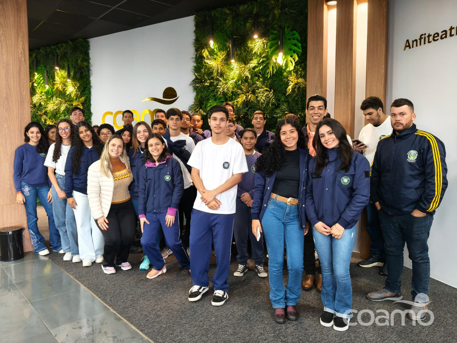 Alunos de Douradina visitam o Memorial Coamo