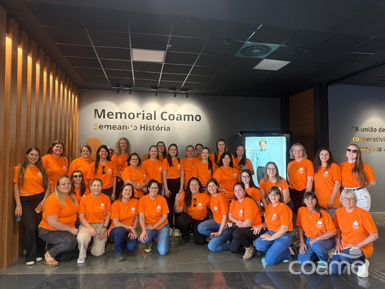 Mulheres da Cooperativa Castrolanda visitam o Memorial  Coamo