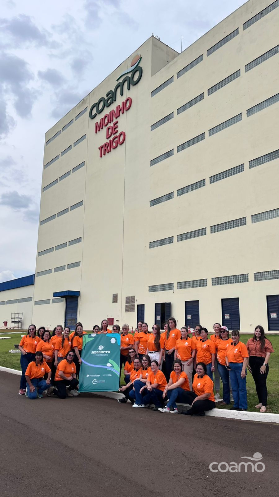 Mulheres da Cooperativa Castrolanda visitam o Memorial  Coamo
