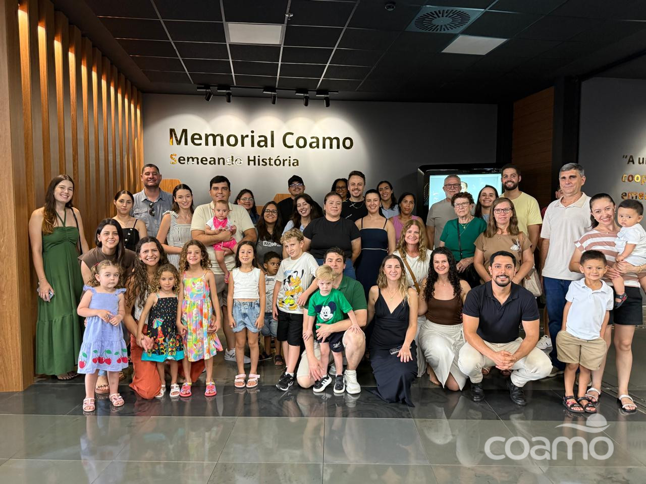 Visita ao Memorial Coamo promove integração e conhecimento entre funcionários e familiares